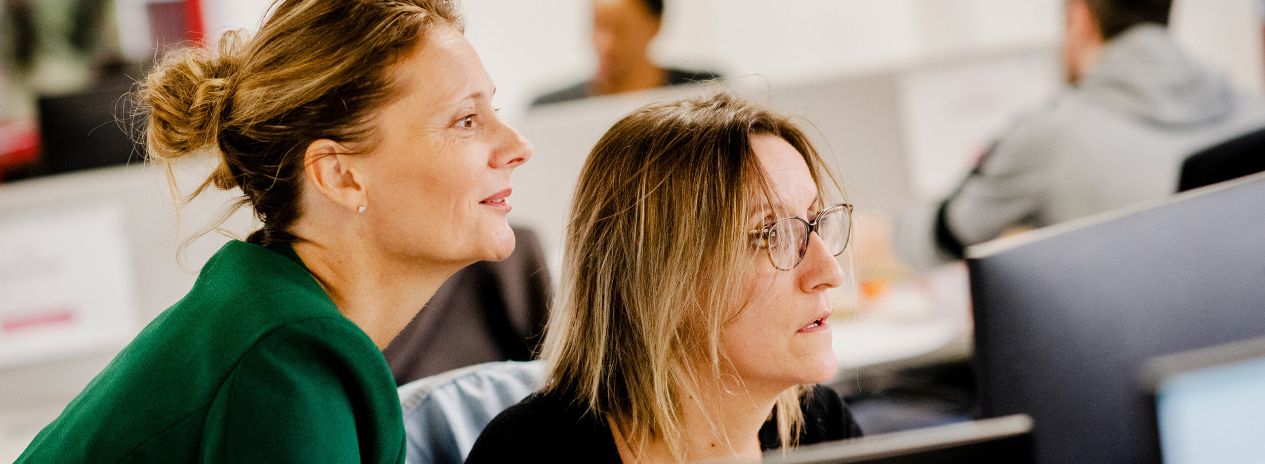 Deux collaboratrices de l’entreprise Doxallia travaillent ensemble devant un ordinateur.