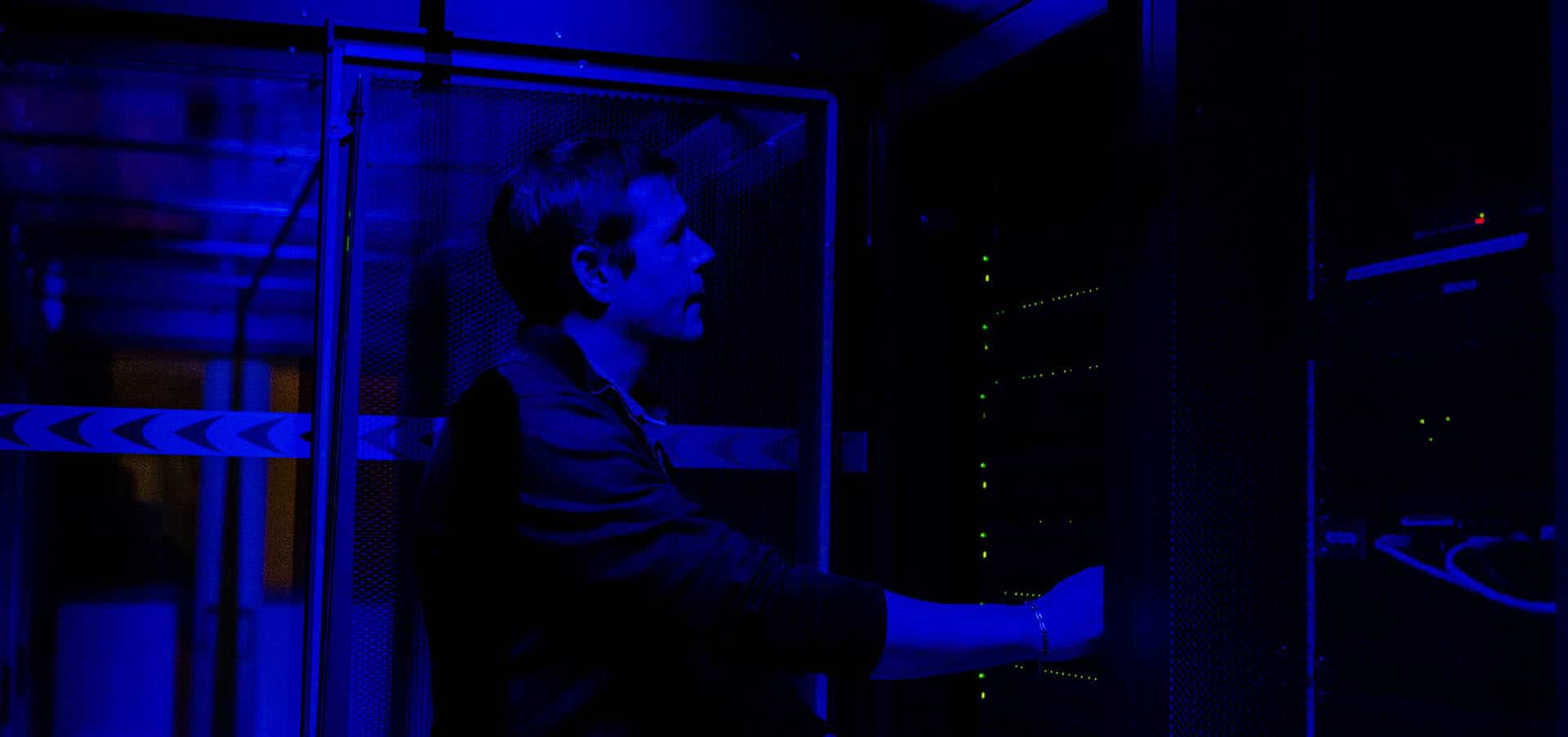 Un collaborateur travaille dans un data center tier 3 chez DOXALLIA leader de la gestion documentaire et de la sécurisation des données en France