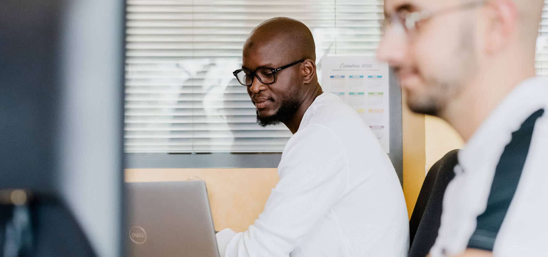 Des collaborateurs travaillent chez DOXALLIA leader de la gestion documentaire et de la sécurisation des données en France